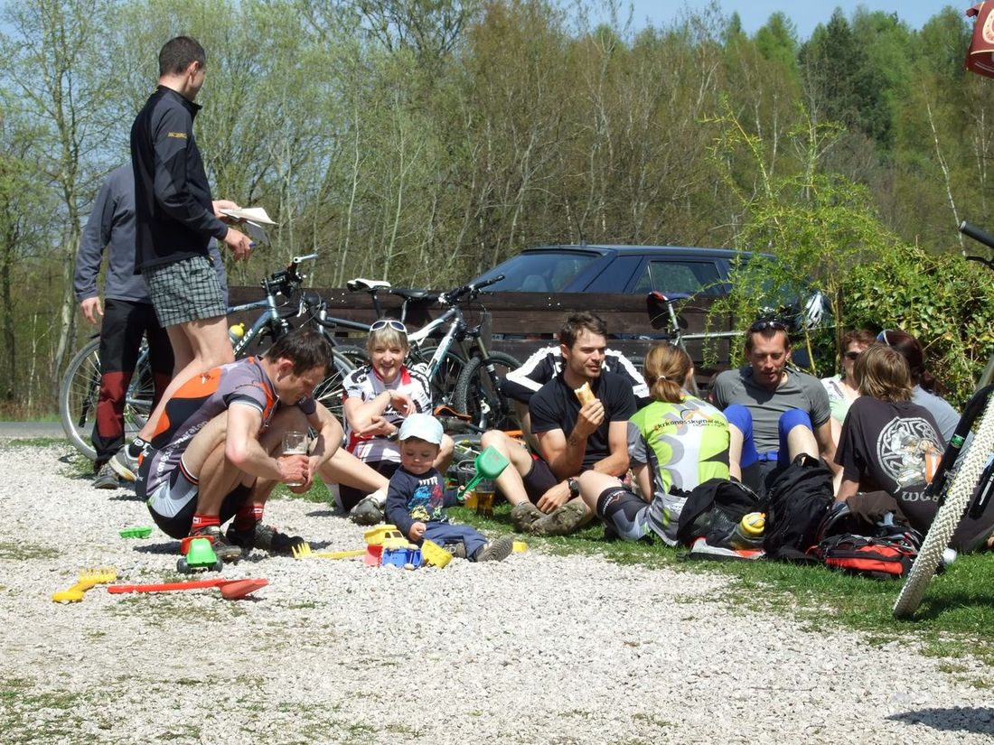 Závodníci a rodiny odpočívají po závodě